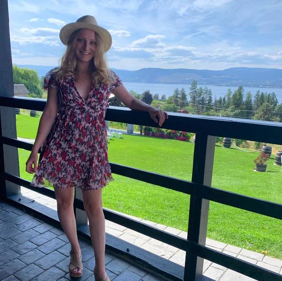 Meet your Posher, Caroline - Picture 1 of 1